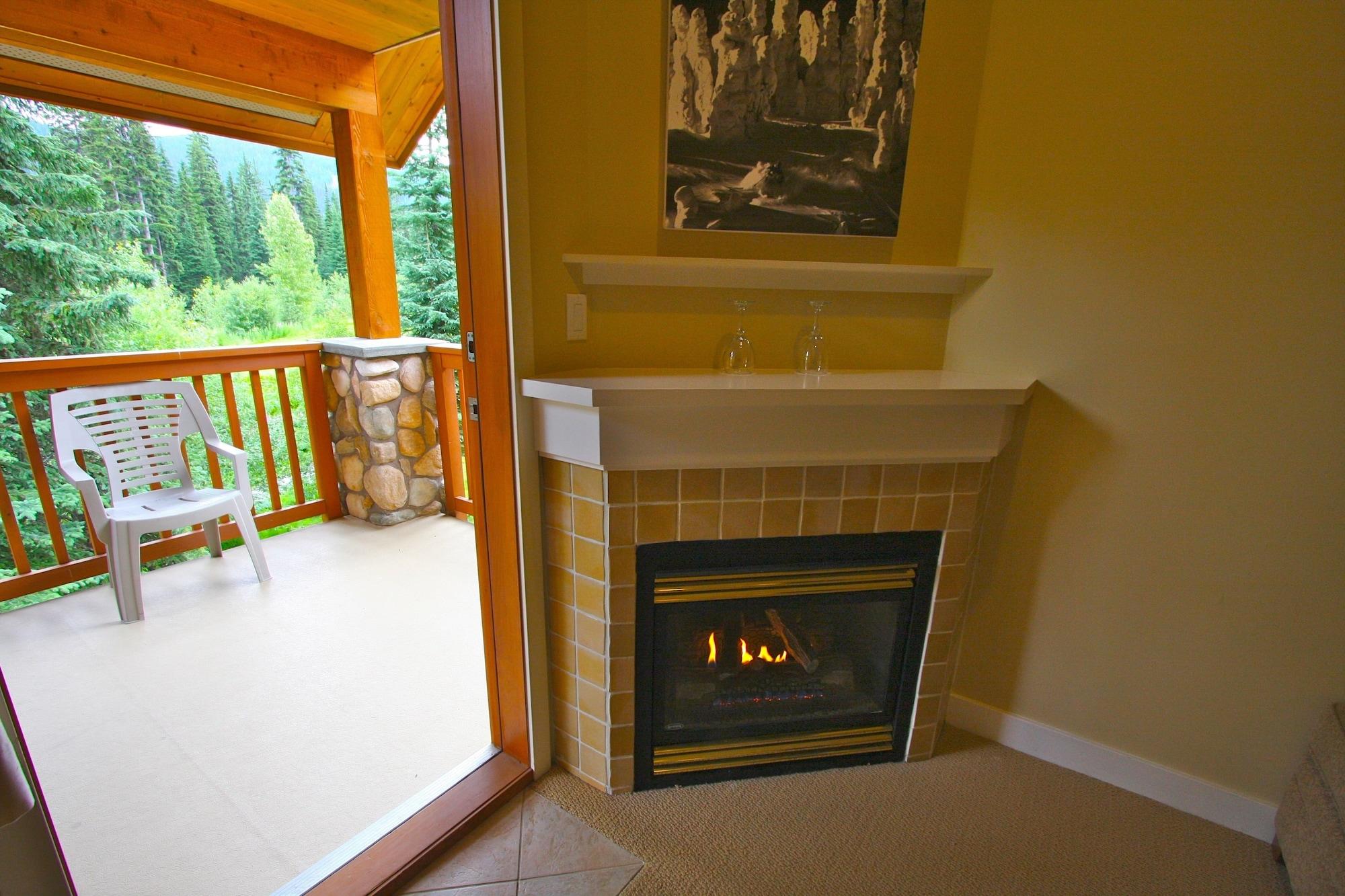 The Pinnacle Lodge Sun Peaks Exterior photo