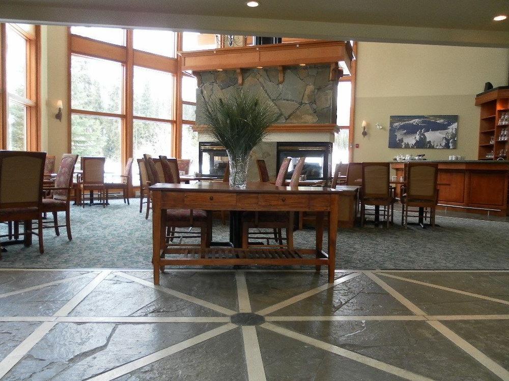 The Pinnacle Lodge Sun Peaks Exterior photo
