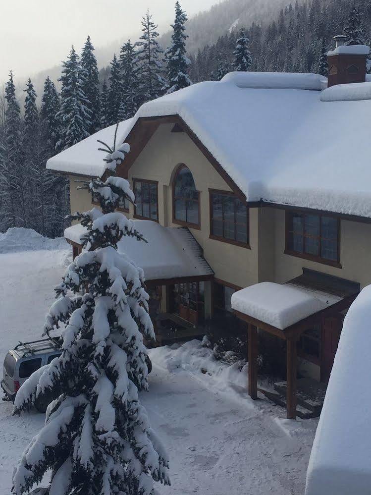 The Pinnacle Lodge Sun Peaks Exterior photo