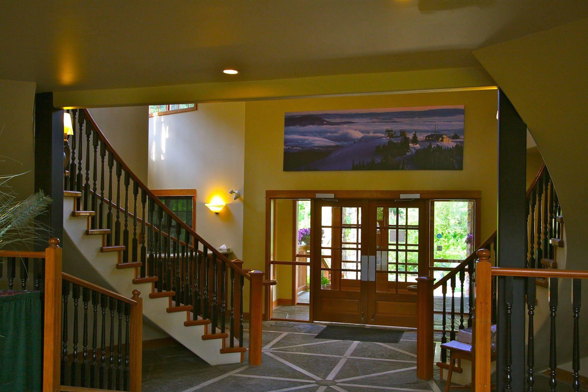 The Pinnacle Lodge Sun Peaks Exterior photo