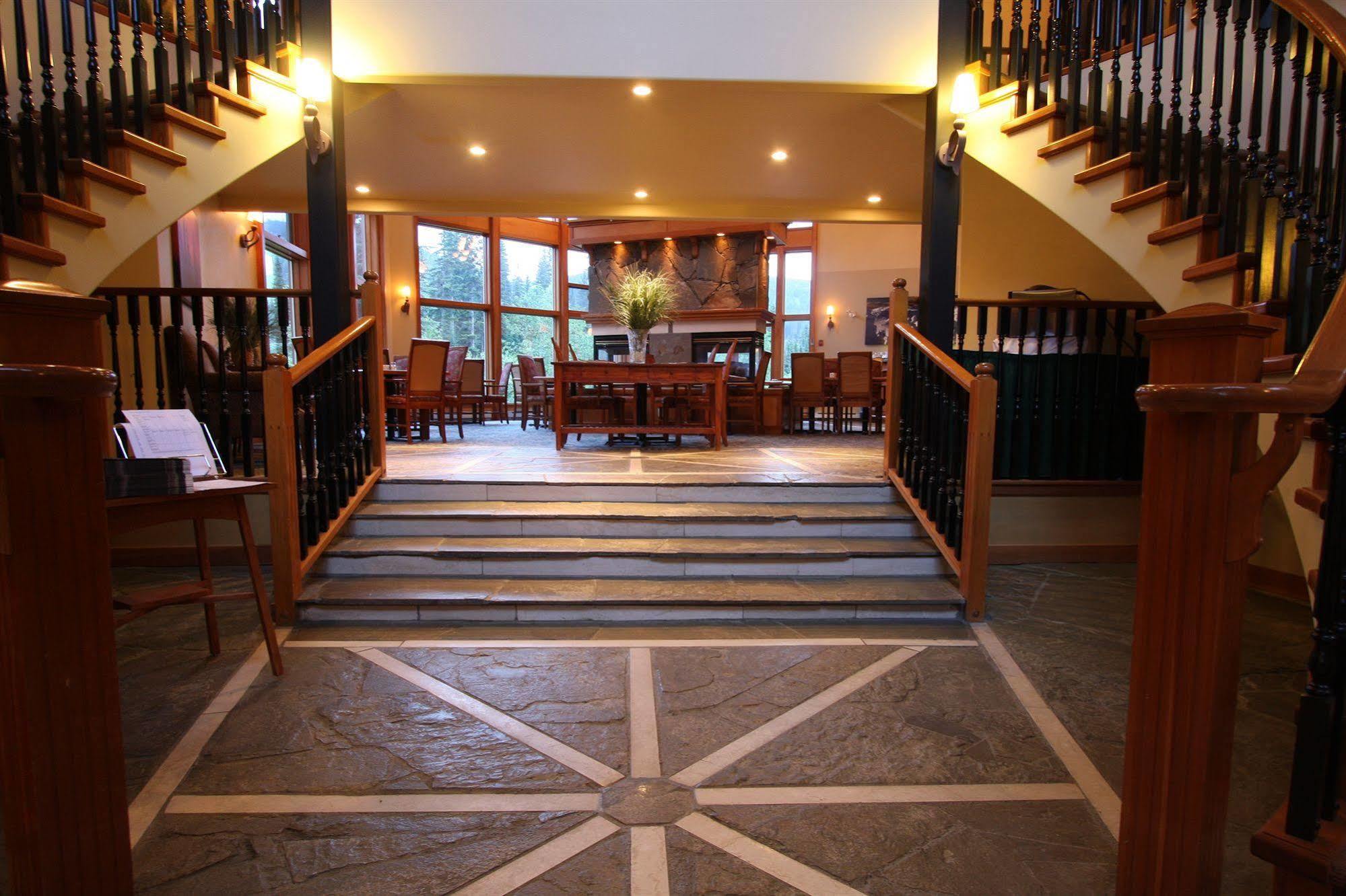 The Pinnacle Lodge Sun Peaks Exterior photo