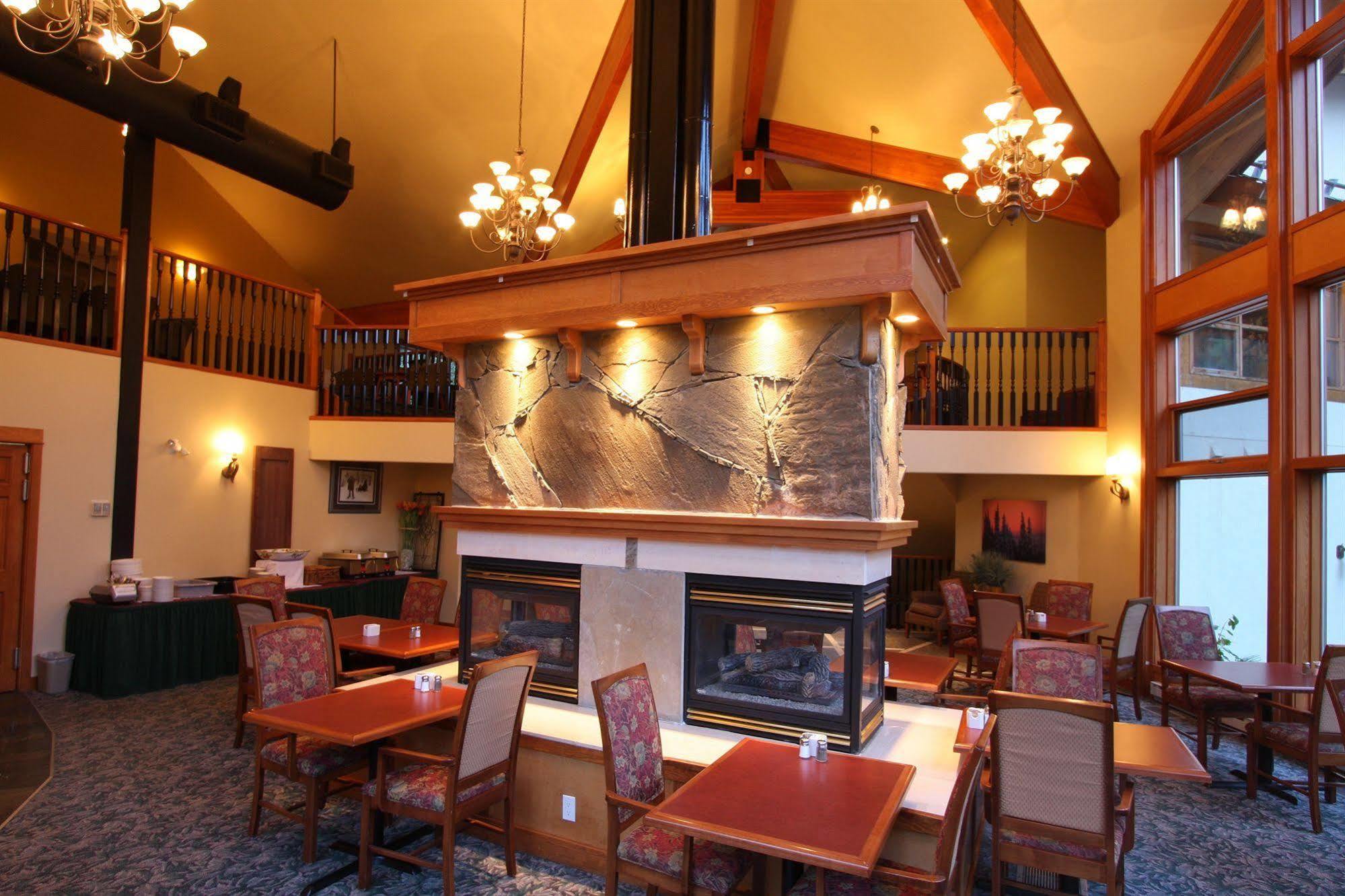 The Pinnacle Lodge Sun Peaks Exterior photo