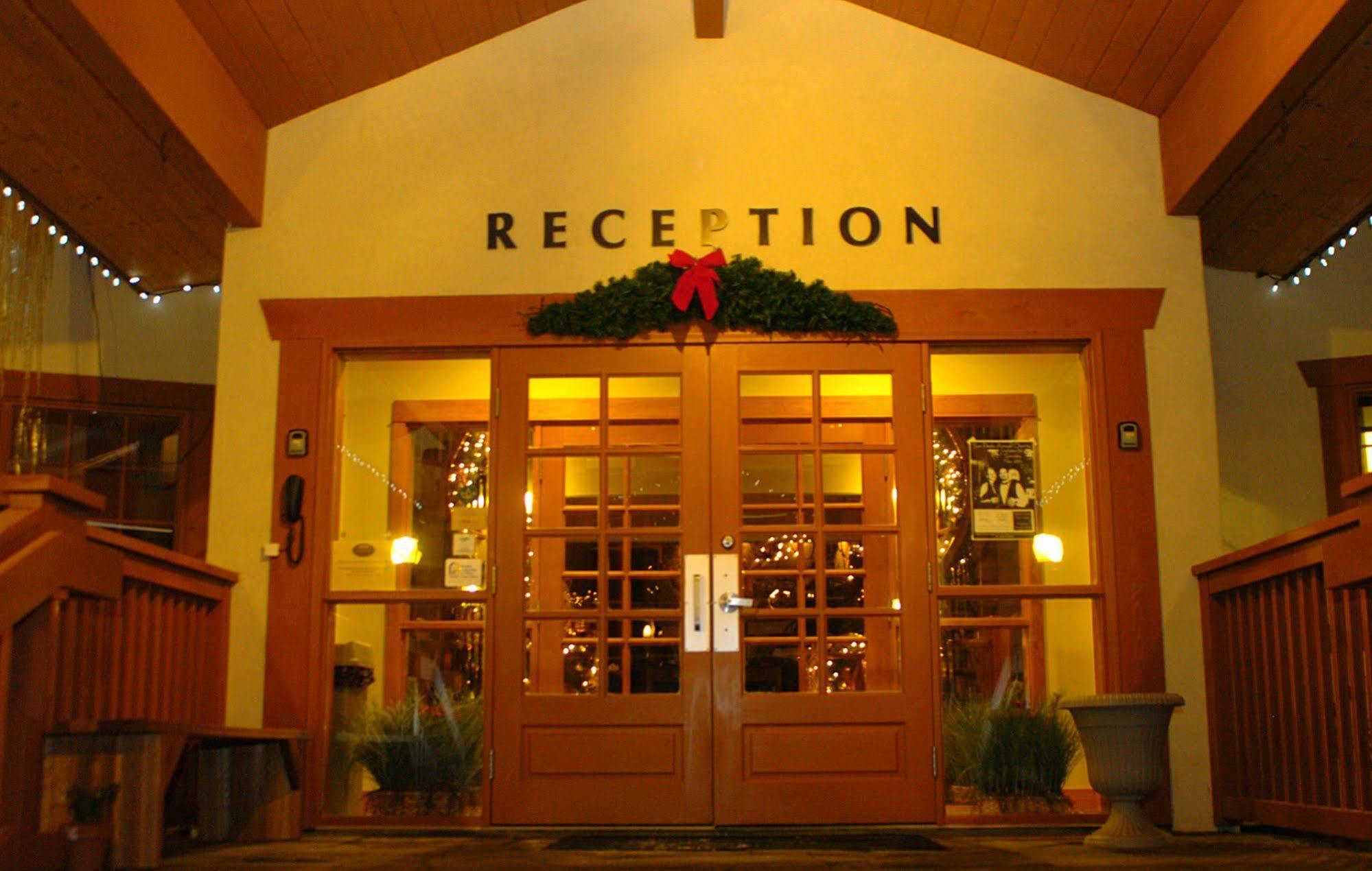 The Pinnacle Lodge Sun Peaks Exterior photo